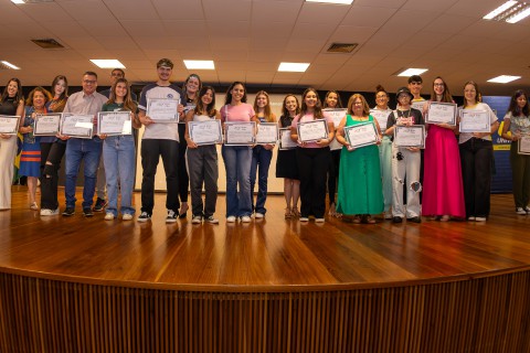 Vencedores do Concurso de Redação Vinícius de Moraes da Câmara são premiados